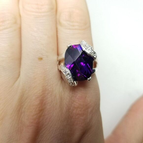 Vintage Large Sparkly Purple Rhinestone Ring in Silver Tone Band, Size 7 - Picture 3 of 8